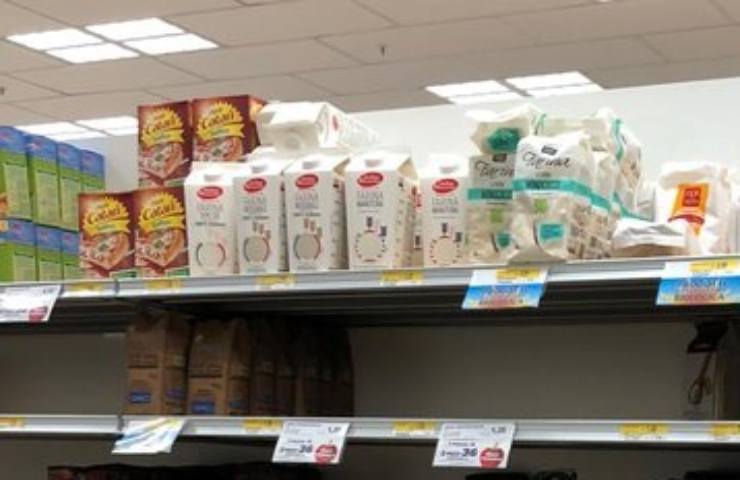 Pacchi di farina esposti in un supermercato