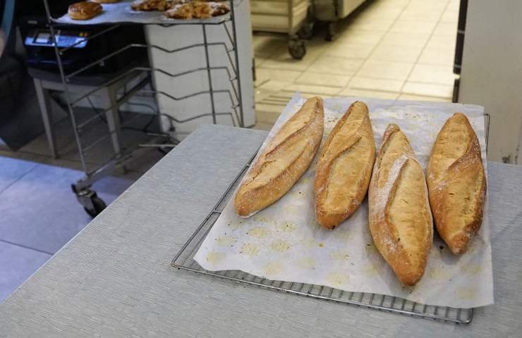 Pane appena sfornato e pronto per la vendita