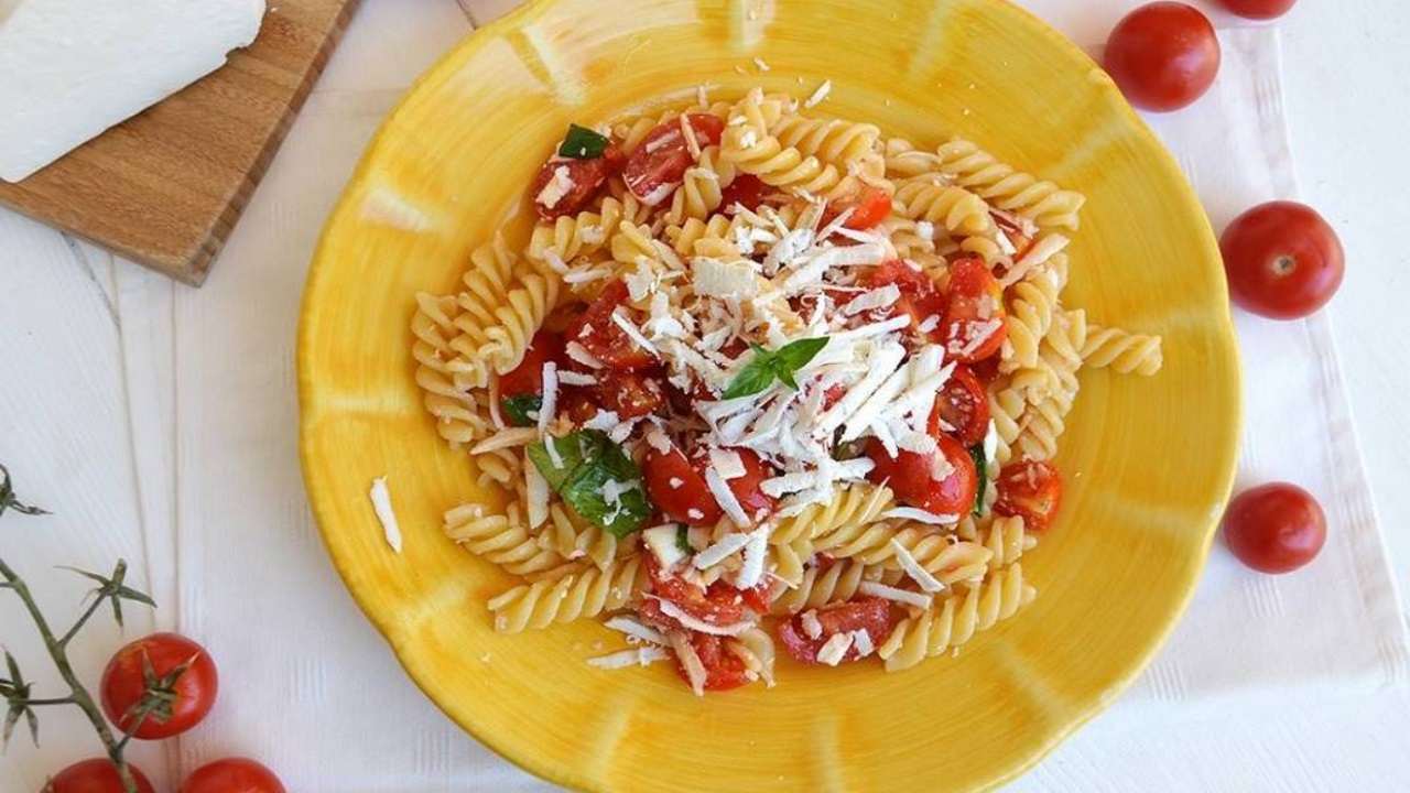 Pasta alla crudaiola, un primo piatto fresco e squisito: in pochi minuti