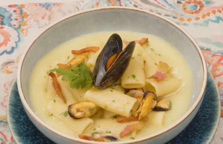 Pasta con crema di patate, cozze e guanciale