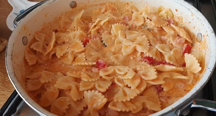 Pasta con peperoni prosciutto e panna