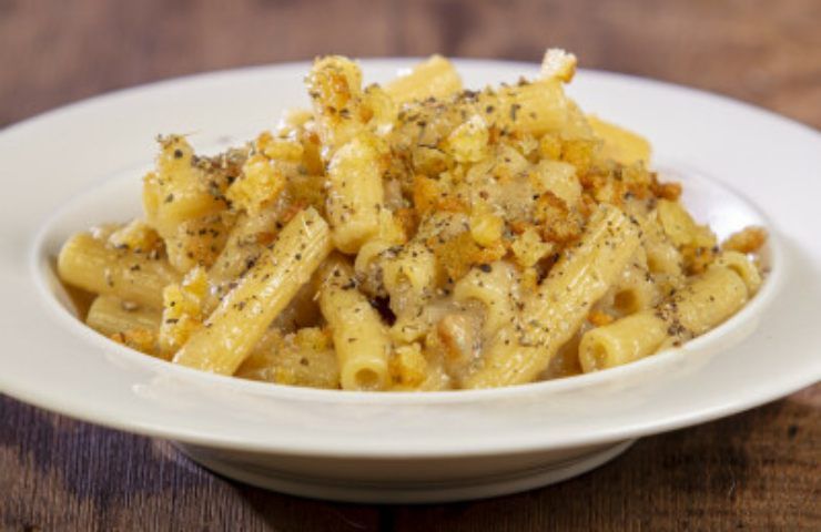 Pasta crema di cipolle e pane abbrustolito