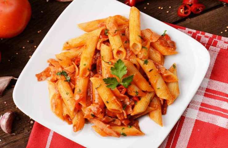 Penne al baffo con tonno