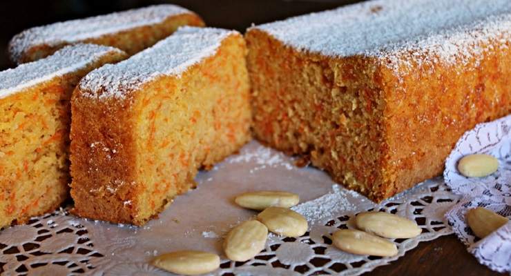 Plumcake con mandorle e carote per colazione