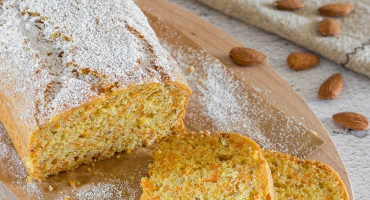 Plumcake con mandorle e carote per colazione