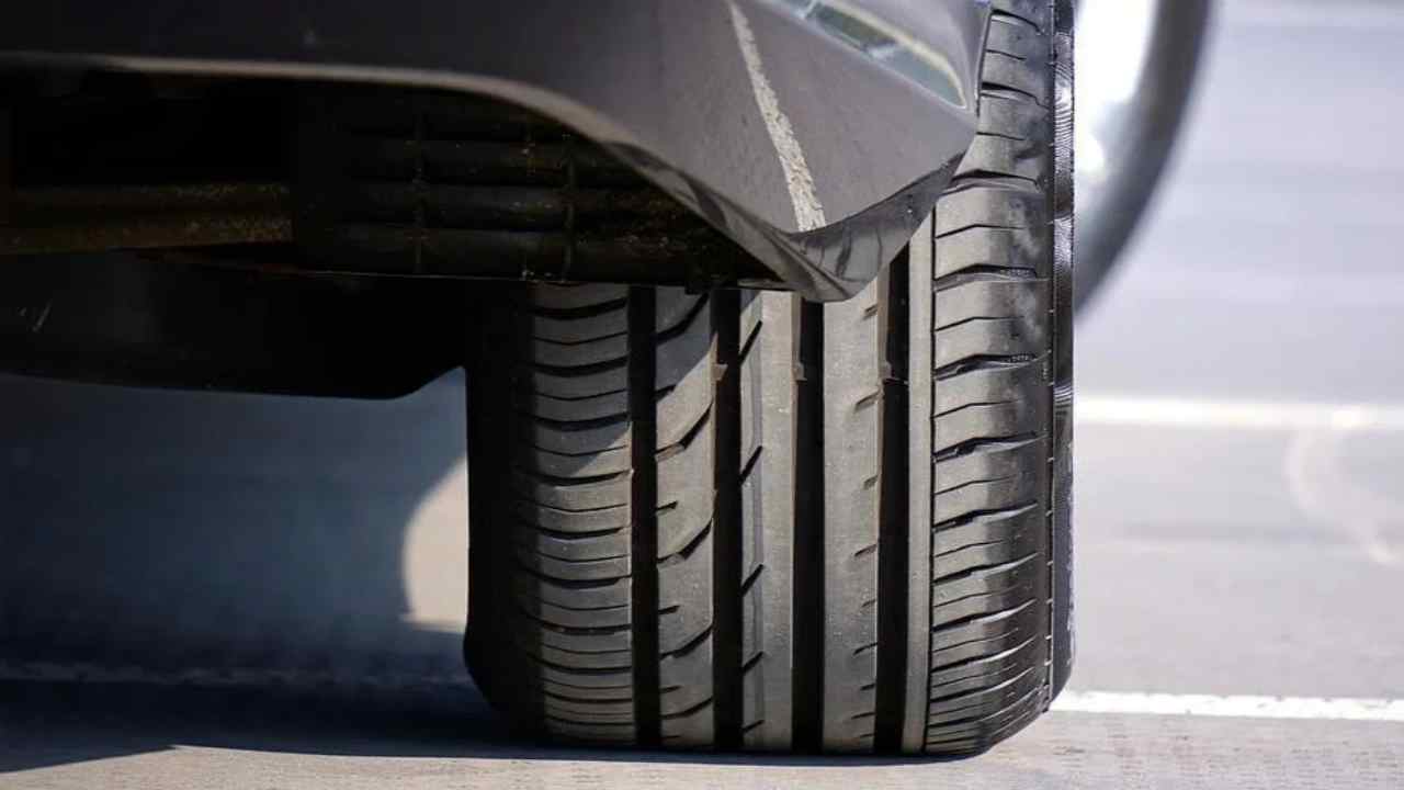 Controllare le gomme dell'auto quando cambiarle