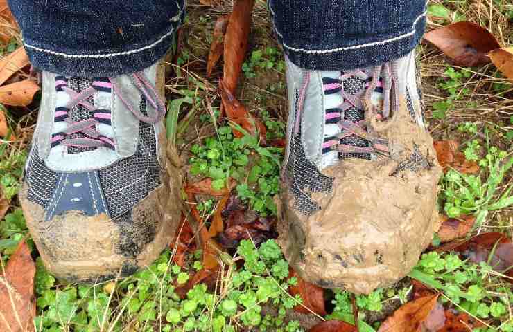 pulire vestiti erba fango terra