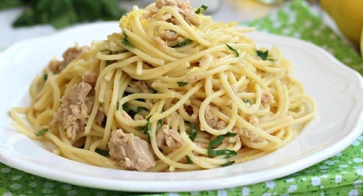 Spaghetti con tonno e limone freschi e saporiti