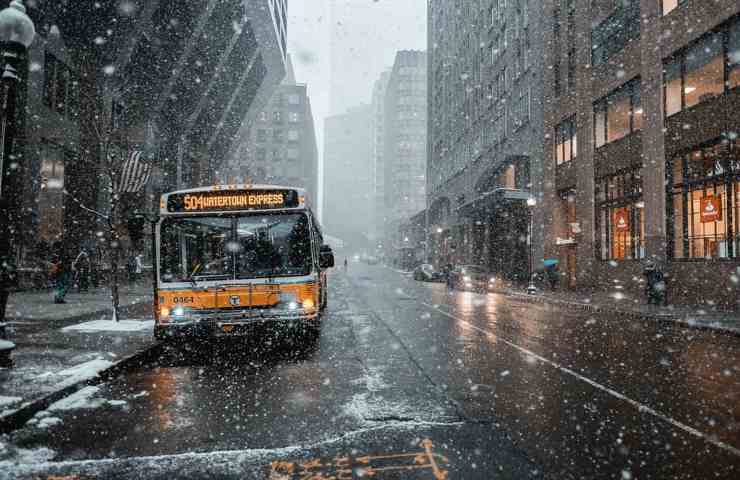 Un autobus in una giornata di neve