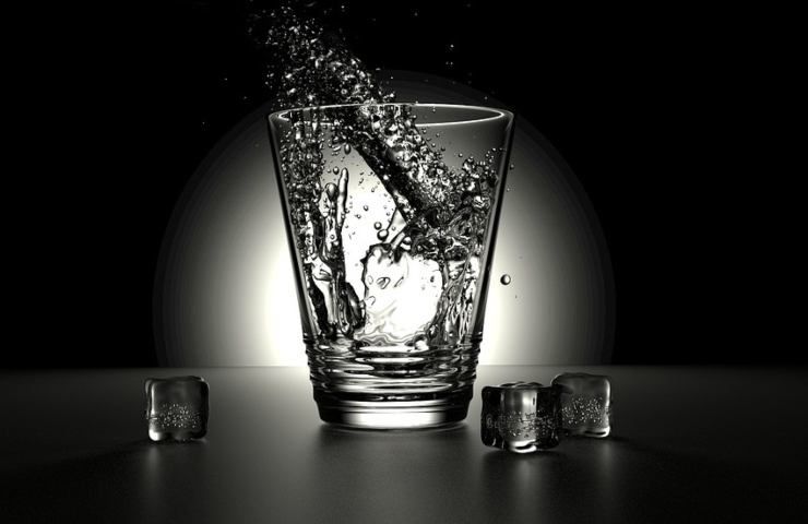 Un bicchiere con acqua versata all'interno