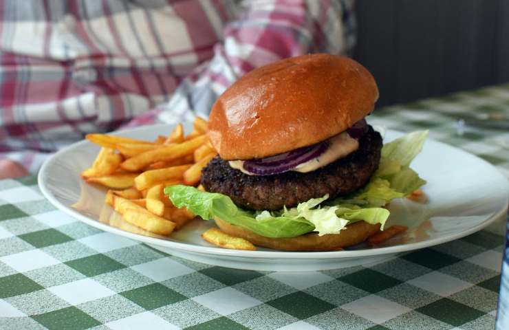 Un panino da fast food con delle patatine fritte