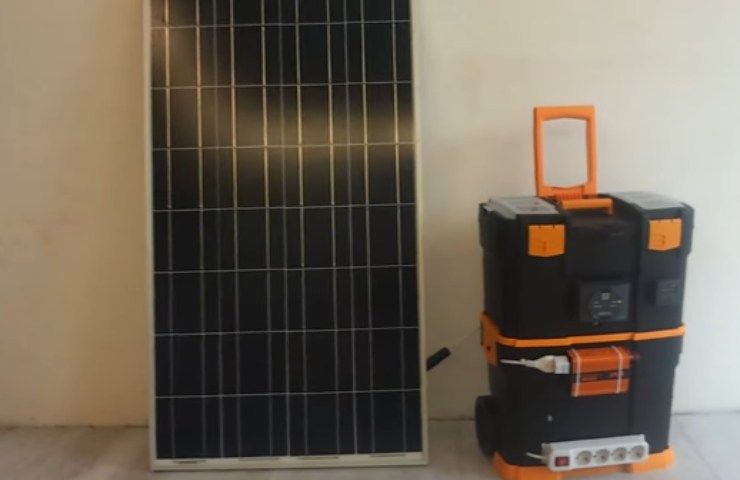 Un pannello solare portatile con accessori