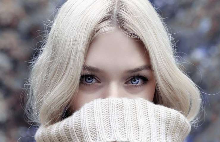 Un primo piano di due splendidi occhi azzurri femminili