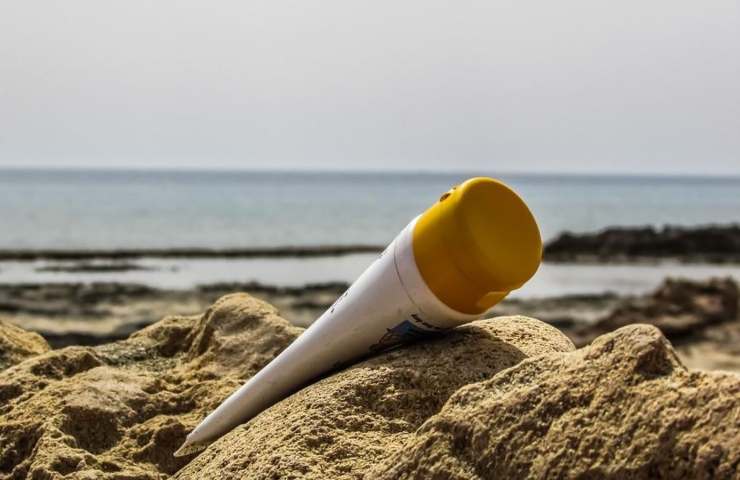 Un tubetto di crema solare in spiaggia