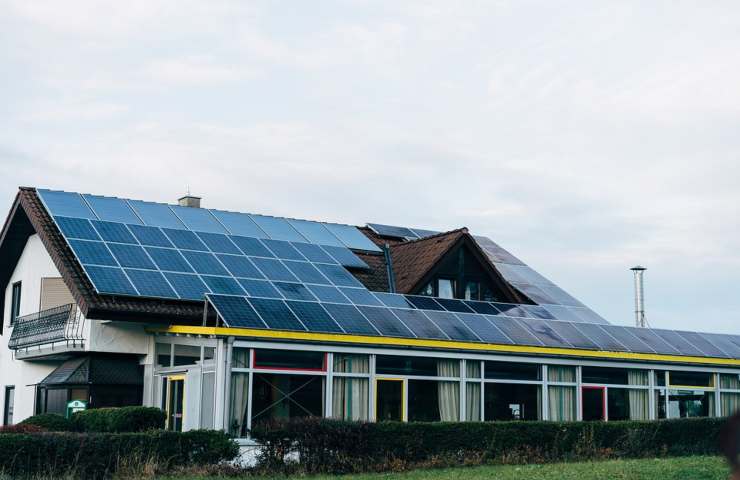 Una abitazione con pannelli solari installati sul tetto