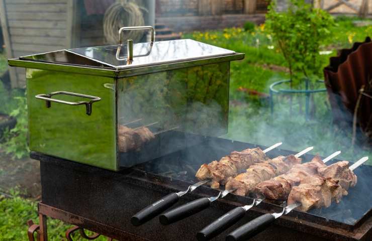 Una grigliata di carne in corso