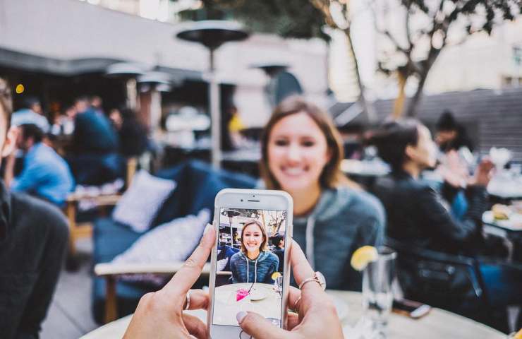 Una influencer posa per una foto