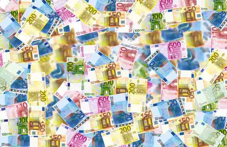 Una raffigurazione con tutte le banconote in euro