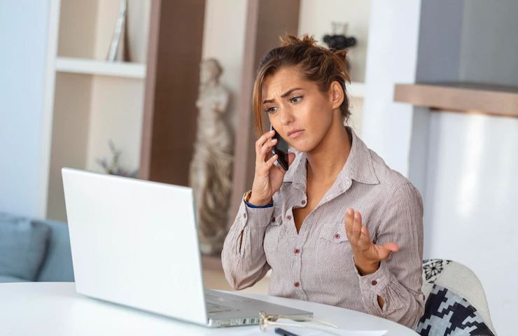 Una ragazza con fare perplesso al telefono