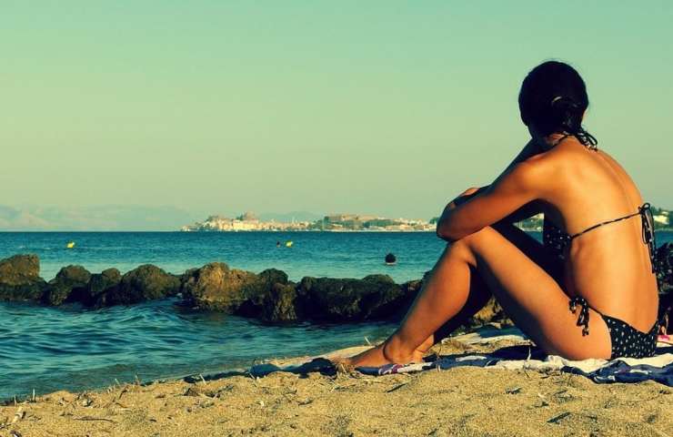 Una ragazza in spiaggia