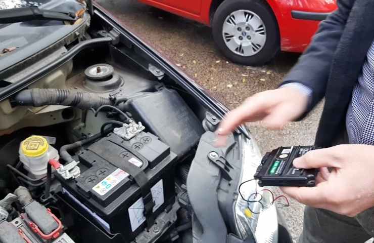 Una scatola nera in fase di montaggio