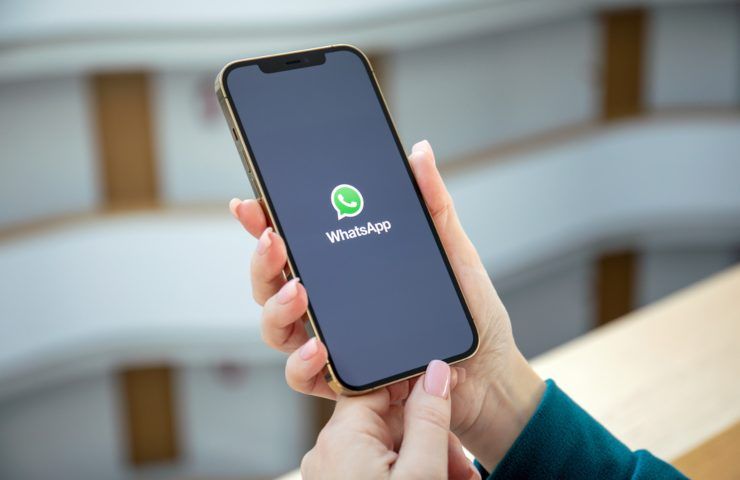 Uno smartphone con la schermata di Whatsapp