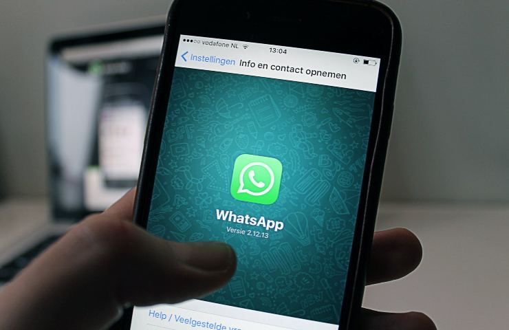 Uno smartphone con la schermata di Whatsapp