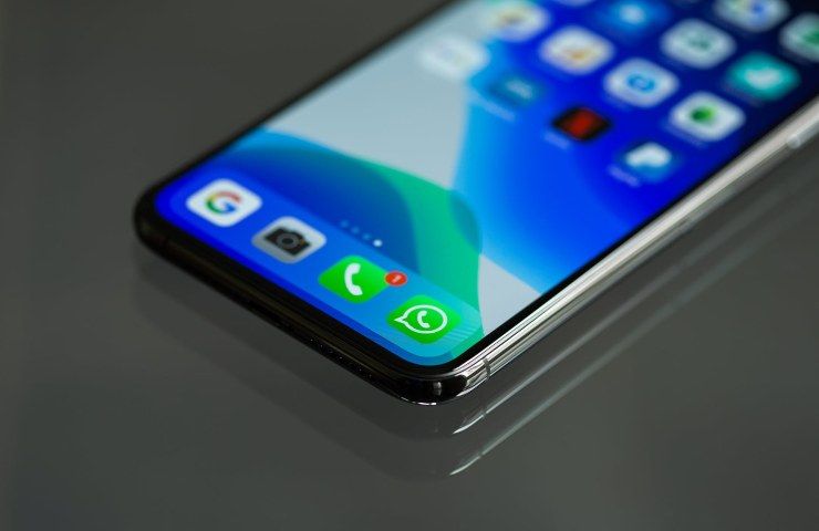 Uno smartphone con l'icona di Whatsapp