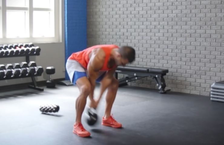 Uomo fa un esercizio di Kettlebell Swing