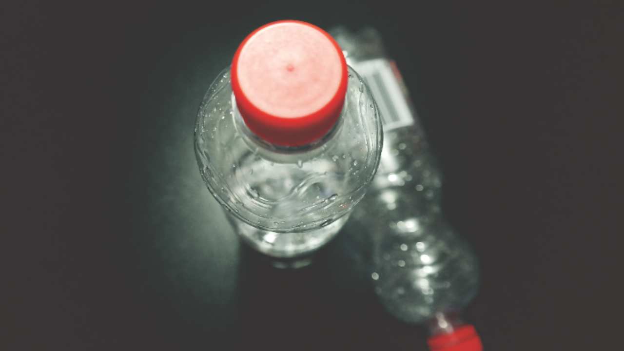 Riutilizzare le bottigliette d'acqua