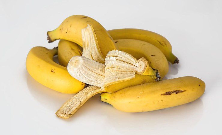 pelare le banane