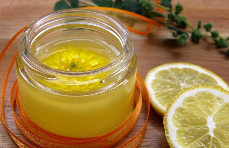 olio essenziale limone proprietà pulenti