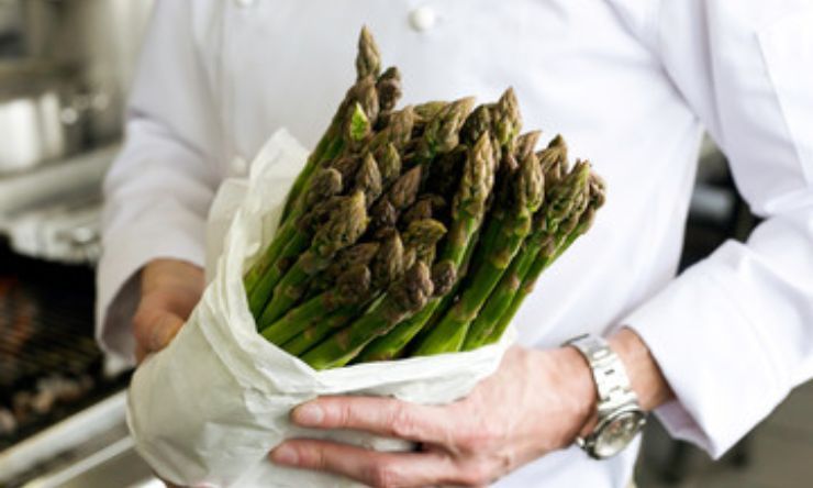 chef con asparagi