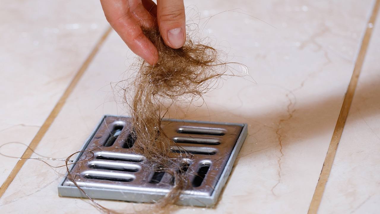 Capelli e peli otturano lo scarico? Un rimedio super efficace per