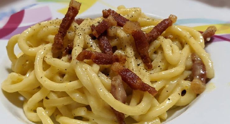 Carbonara cremosa con uova cotte