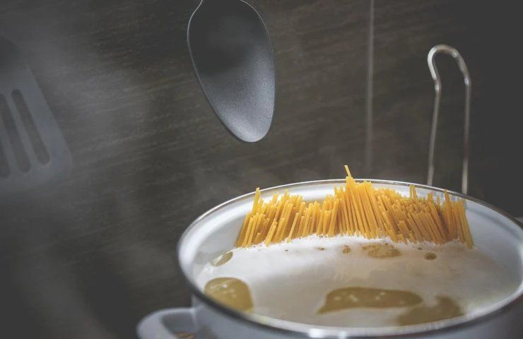 Degli spaghetti messi a cuocere