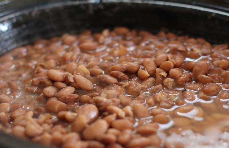 Dei fagioli in cottura in padella