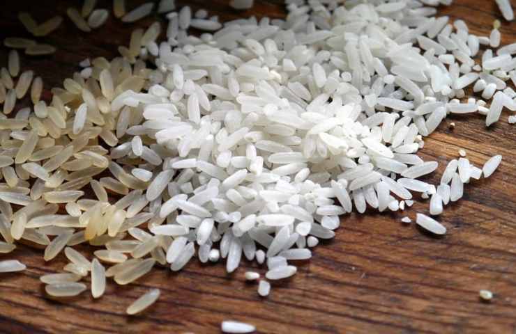 Del riso su di un tavolo