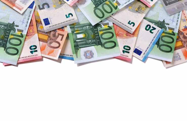 Diverse banconote in euro di tagli differenti