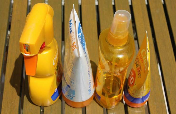 Diversi prodotti per la protezione dal sole