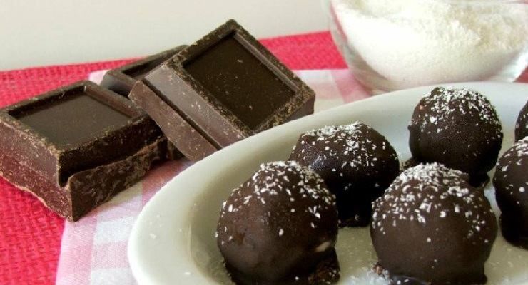 Dolcetti di ricotta e cocco ricoperti di cioccolato