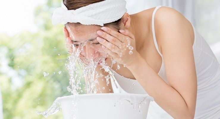 Lavare il viso con acqua frizzante