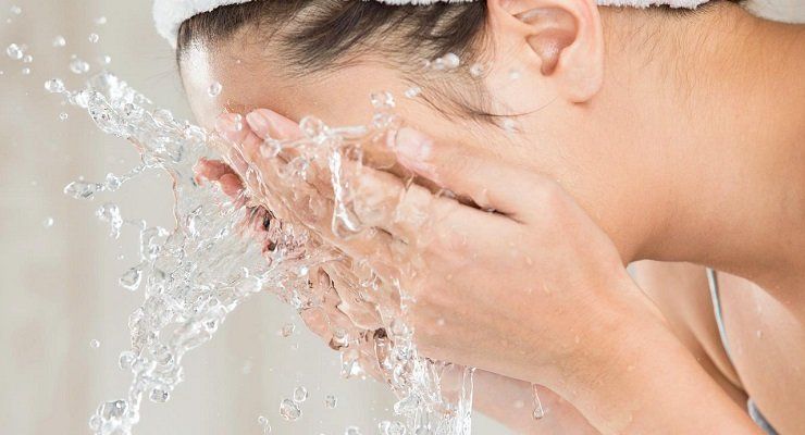 Acqua frizzante per lavare il viso