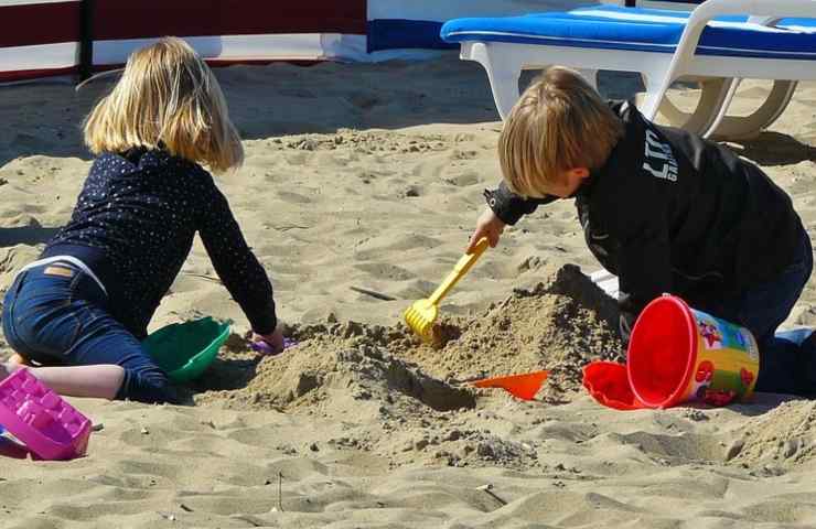 Due bambini in spiaggia