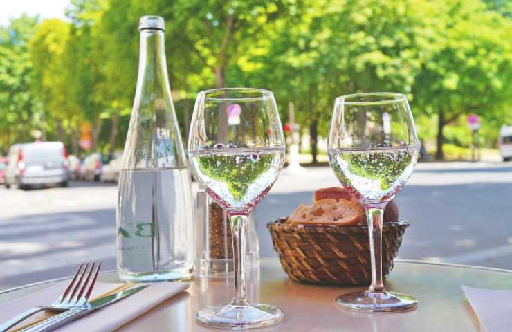 Due bicchieri di acqua minerale ad un tavolo