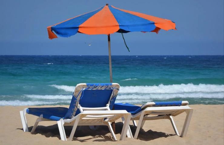 Due lettini ed un ombrellone in spiaggia