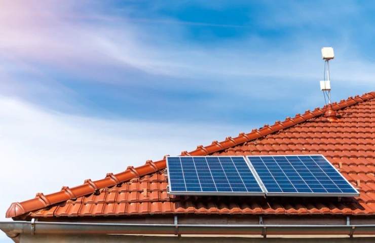Due pannelli solari installati su un tetto