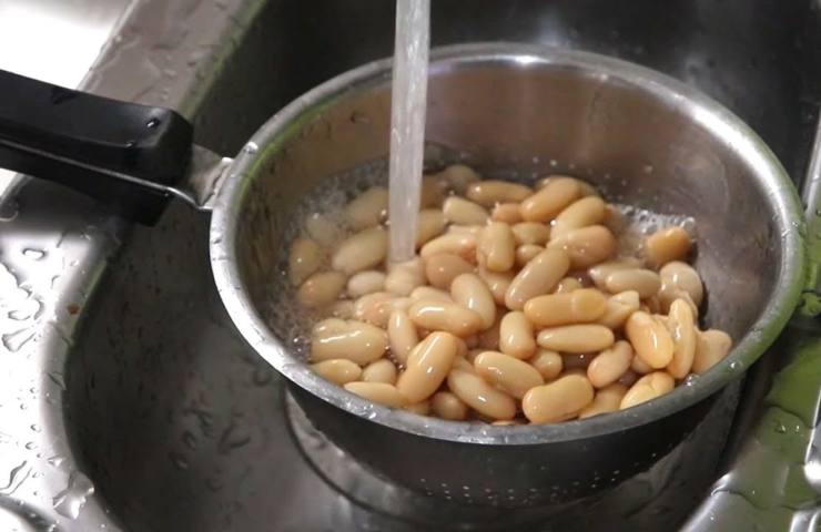 Fagioli in fase di lavaggio