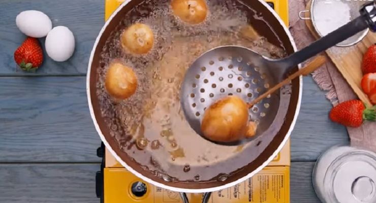 Fragole coperte di cioccolato e fritte in pastella