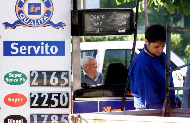 Il listino prezzi di un distributore di carburante